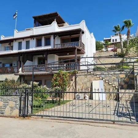 Summer In Bodrum With 2 Car Parking 4 Bedroom 3 Bathroom 2 Garden فيلا مصيف مكونة من 4 غرفة و 3 حمام و حديقتين في بودروم تركيا Hotel