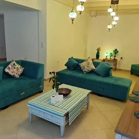Summer In Bodrum With 2 Car Parking 4 Bedroom 3 Bathroom 2 Garden فيلا مصيف مكونة من 4 غرفة و 3 حمام و حديقتين في بودروم تركيا 호텔 *